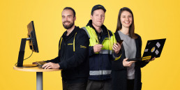 Vasemmalla kaksi miestä tietokoneen ja kännykän kanssa ja oikealla yksi nainen läppärin kanssa sisäinen viestintä käytössä
