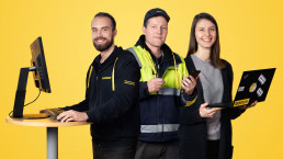 Vasemmalla kaksi miestä tietokoneen ja kännykän kanssa ja oikealla yksi nainen läppärin kanssa sisäinen viestintä käytössä