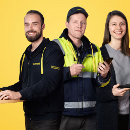 Vasemmalla kaksi miestä tietokoneen ja kännykän kanssa ja oikealla yksi nainen läppärin kanssa sisäinen viestintä käytössä